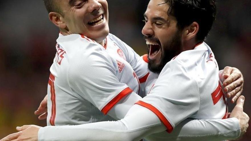 Isco y Aspas celebran un gol en la selección española.