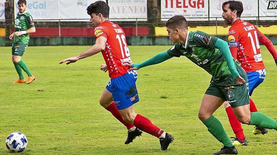 Segura peleando por el balón frente al Arenteiro, | // CARLOS PETEIRO