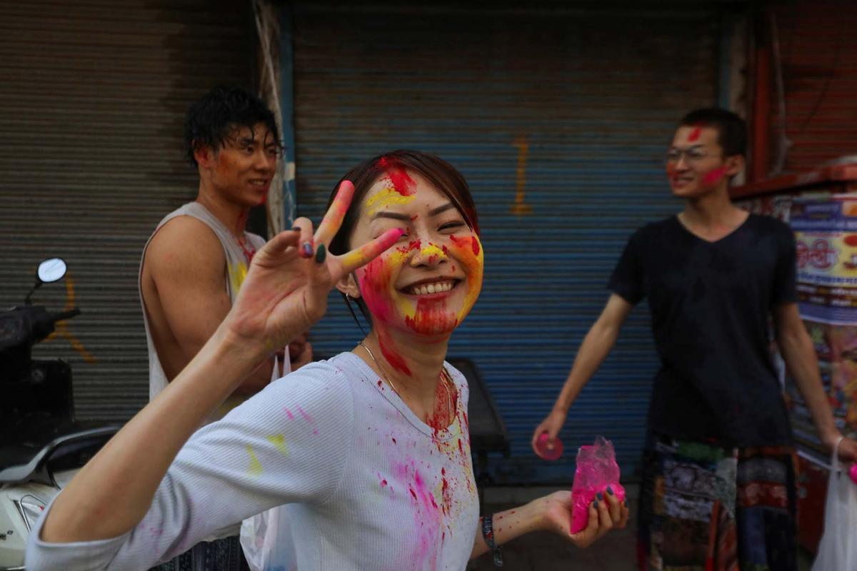 Celebraciones del Holi en el templo Kalupur Swaminarayan , India.