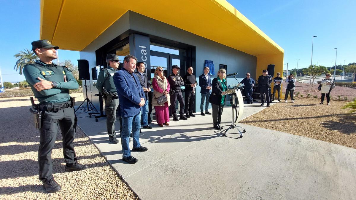 Momento del acto de apertura ante la estética minimalista del retén de la Policía Local de Gran Alacant