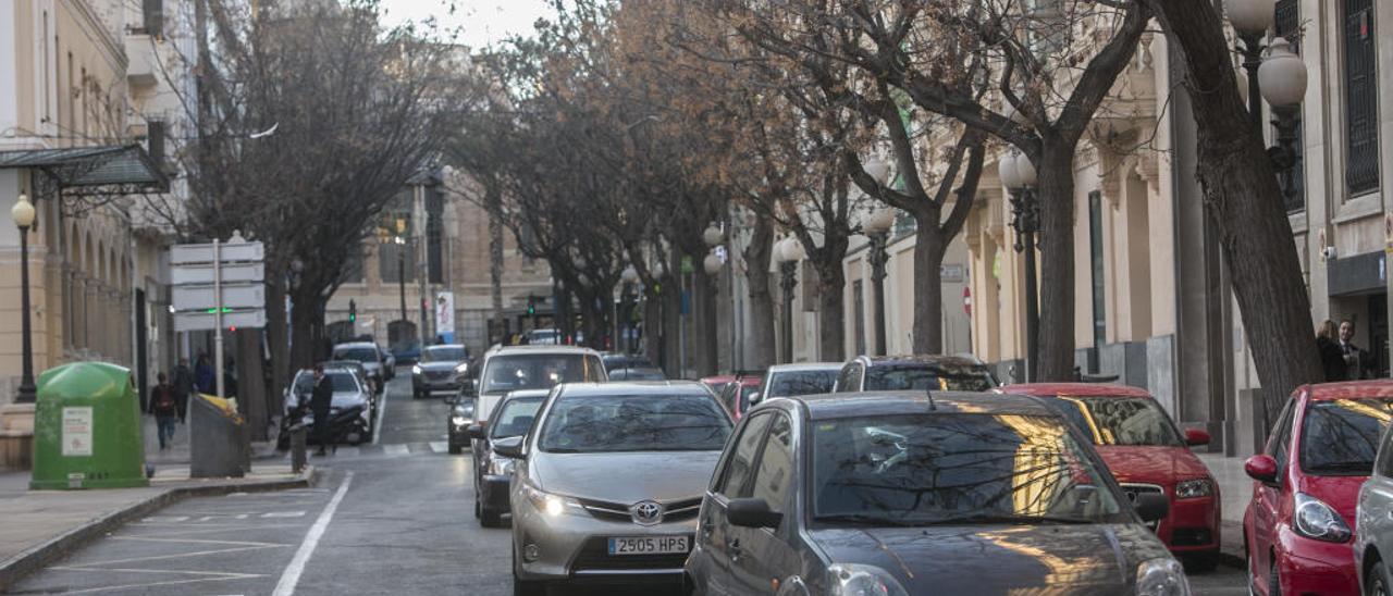 Vehículos ayer en la avenida de la Constitución.