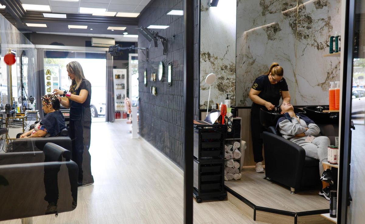 La peluquería HMG Peluqueros en Catarroja funciona ya a pleno rendimiento tras ser arrasada por la dana del pasado 29 de octubre y reabrir en tiempo récord