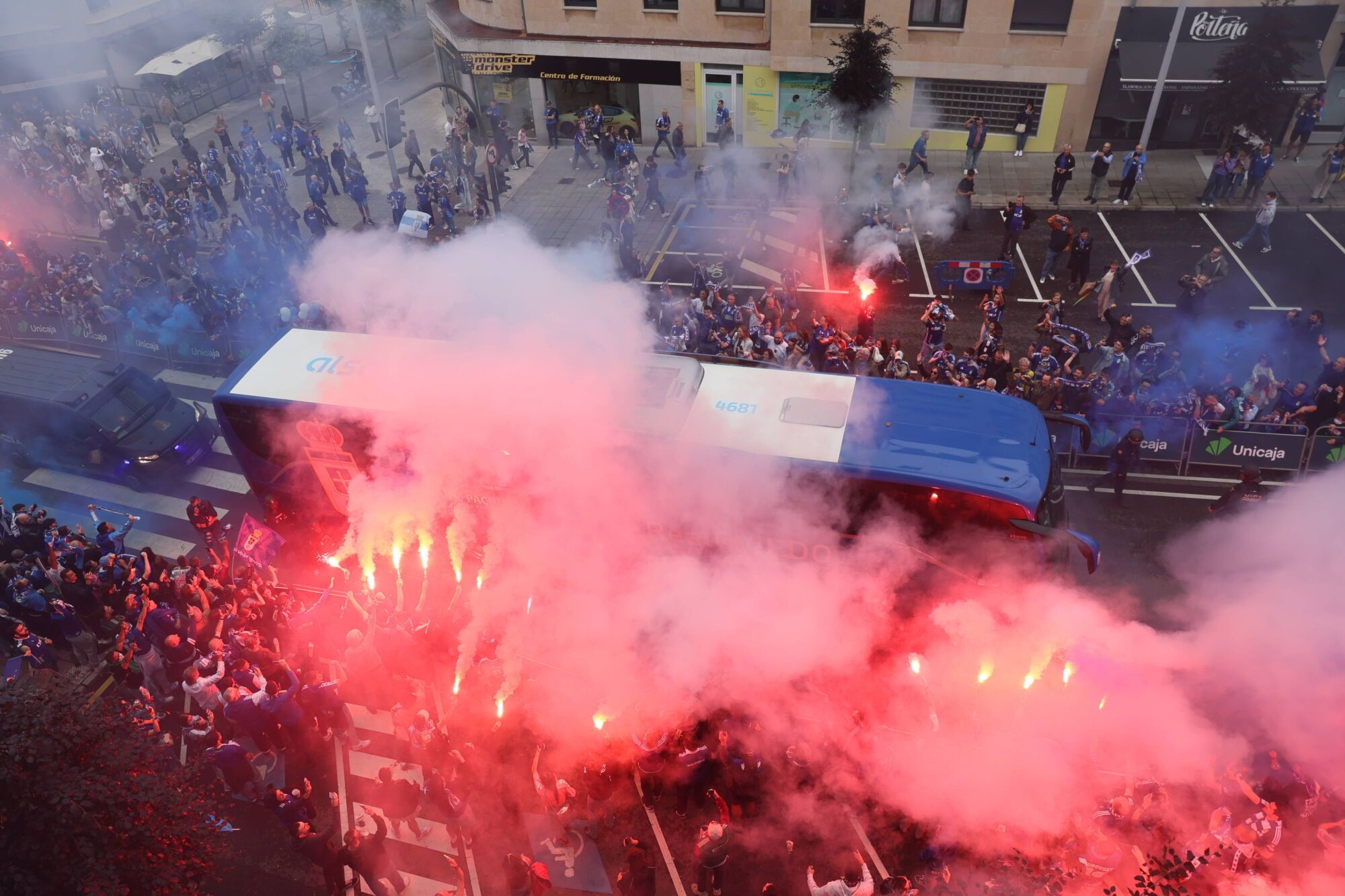 Así fue el recibimiento de la afición al Real Oviedo y toda la previa del último partido de la temporada