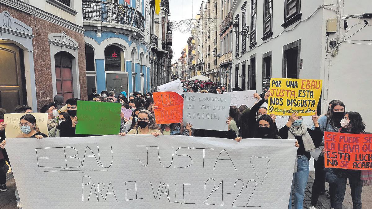 La cabecera de la manifestación recorre la Calle Real de la capital palmera.