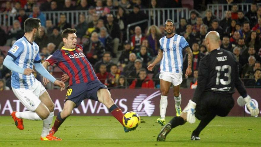 Messi trata de marcar un gol ante Caballero.