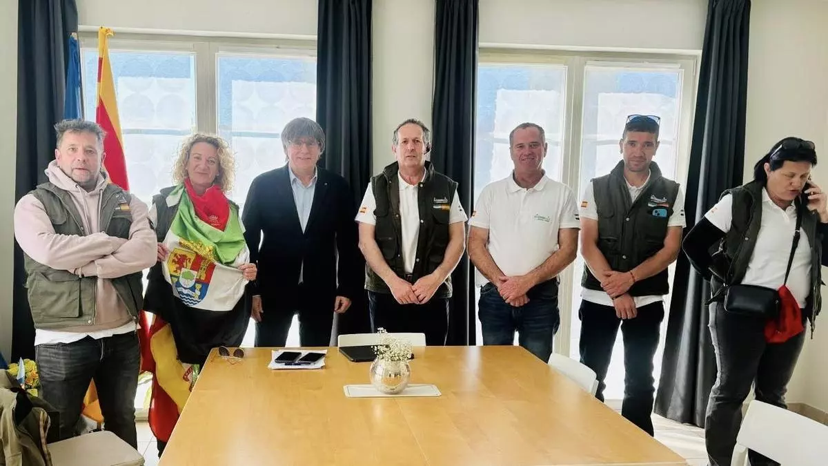Carles Puigdemont recibe a la tractorada extremeña en su llegada a Bruselas: "Ha estado receptivo"