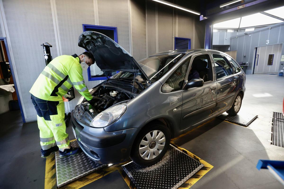 Un técnico durante una inspección en las instalaciones de la ITV de Siero.