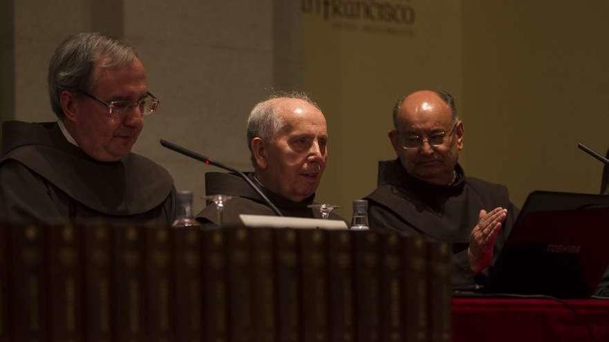 García Oro (centro) en un homenaje en Santiago, en abril de 2015. // Óscar Corral