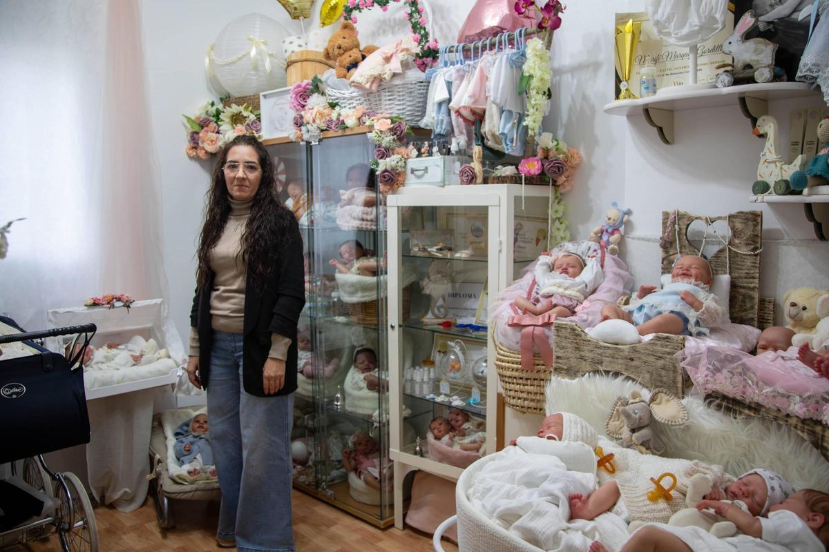 Marifí en la exposición de bebés reborn que tiene en su vivienda de San Roque (Badajoz).