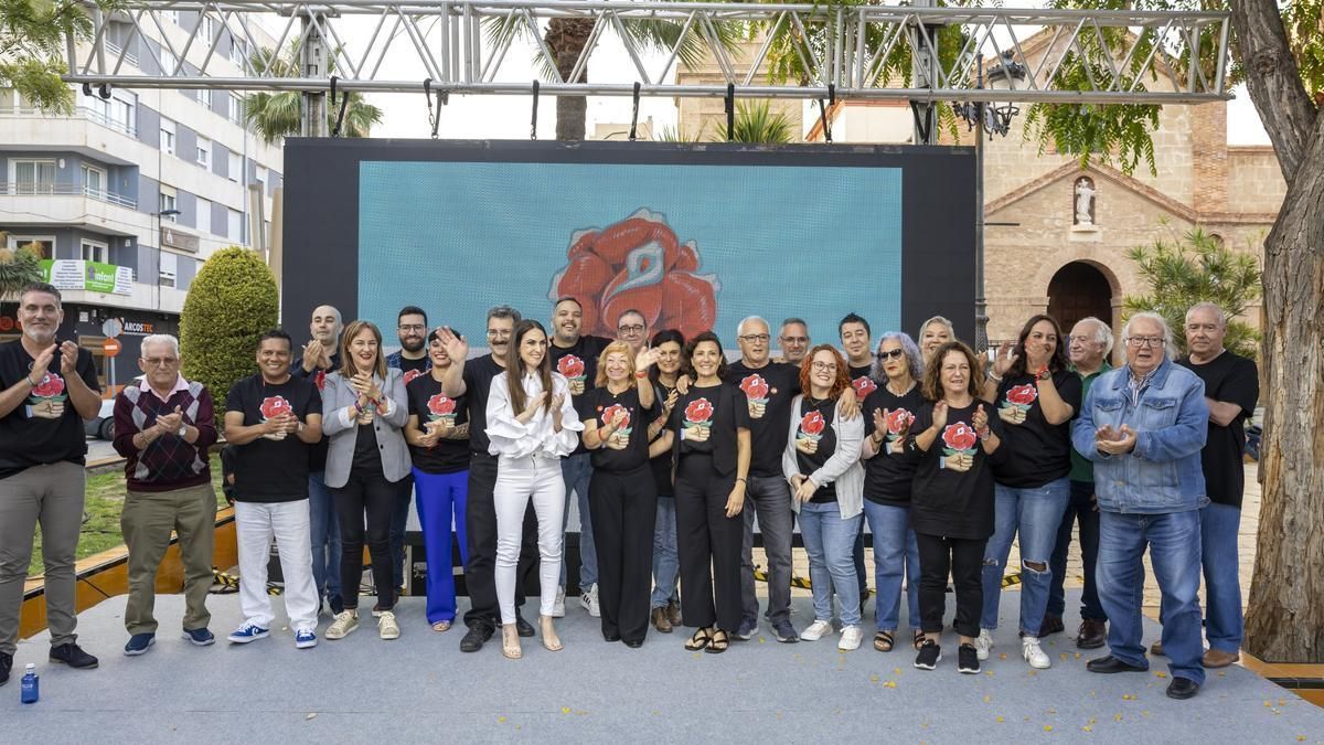 Buena parte de la candidatura del PSOE a las eleciones en mayo de 2023 junto a algunos militantes de la agrupación