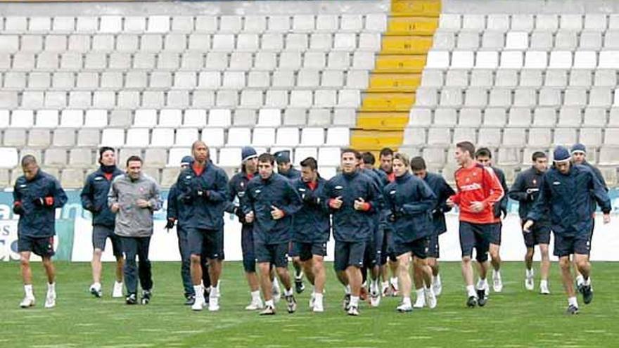 Los jugadores del Celta, con Eusebio a la cabeza, durante un reciente entrenamiento a puerta cerrada en el estadio de Balaídos