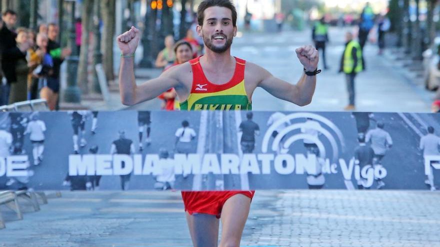 Roade celebra su triunfo en la última edición del Medio Maratón de Vigo. // Marta G. Brea