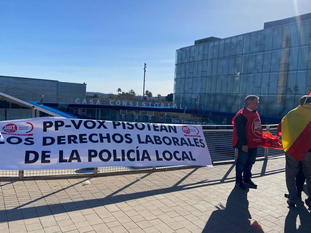 Una de las pancartas desplegadas a las puertas del Ayuntamiento de Las Torres.