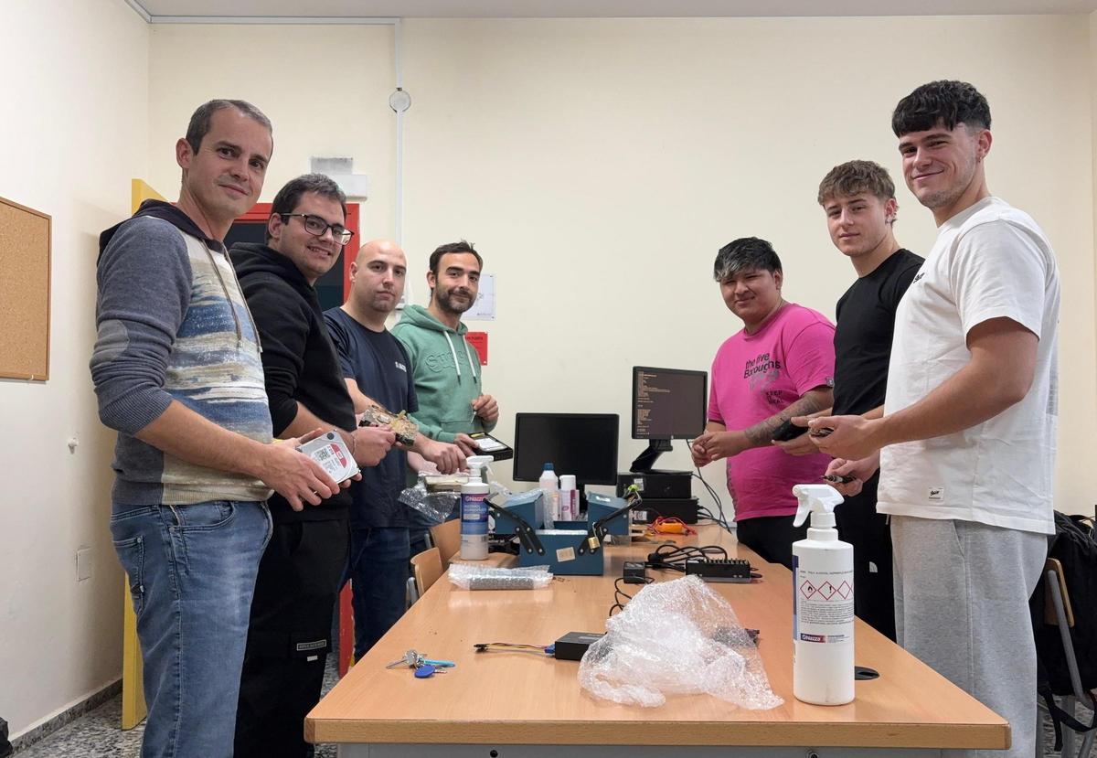 Algunos de los alumnos con el profesor del curso, David Vidal.