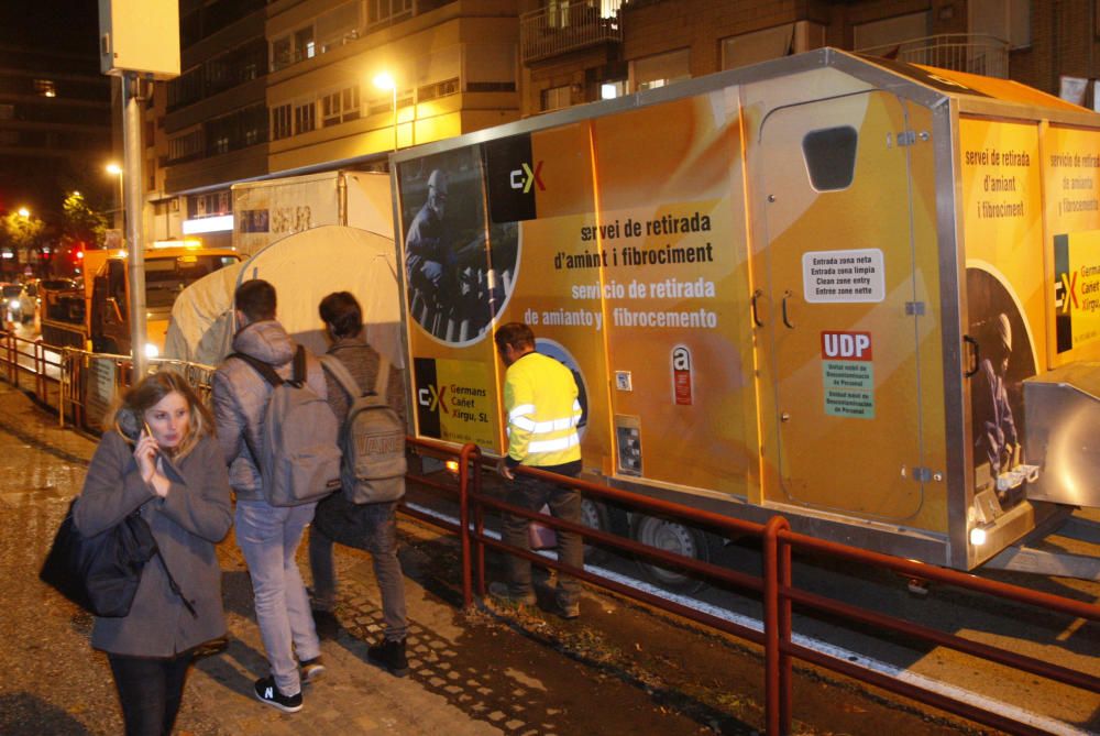 Comencen les proves de l''amiant al carrer Barcelona de Girona