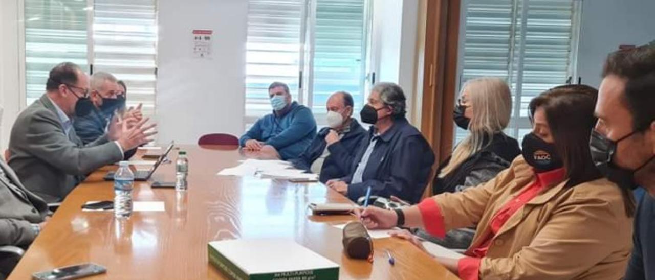 Imagen del acalde Bascuñana con los representantes de colectivos y asociaciones de Orihuela Costa