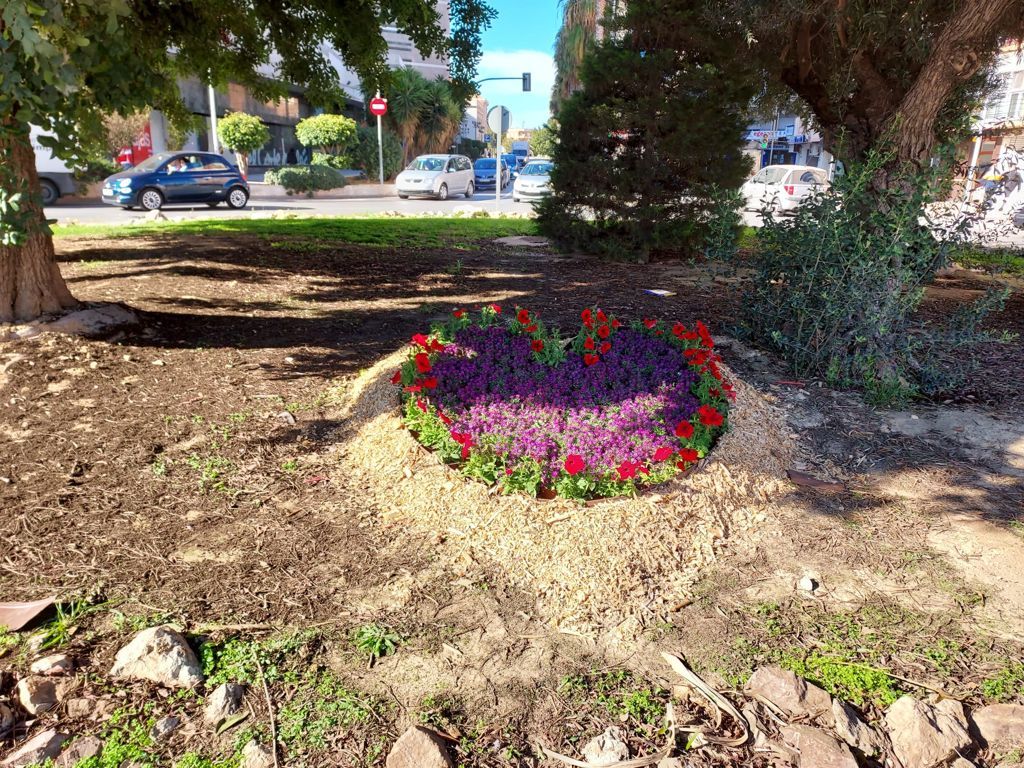 Cartagena decora sus rotondas con corazones de San Valentín