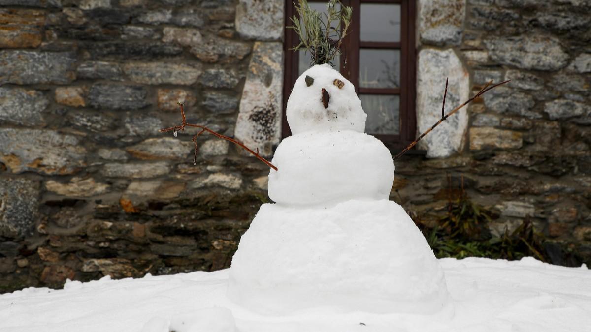 Un muñeco de nieve en O Cebreiro, en Lugo, durante la semana pasada