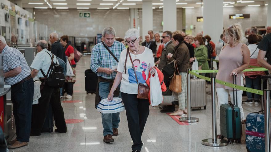 Los pasajeros del aeropuerto de Palma opinan sobre la polémica: «No vamos a pagar por llevar ensaimadas, si hace falta las tiramos»