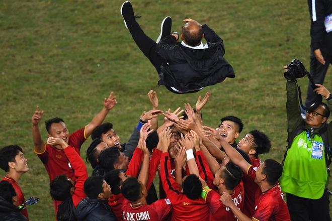 Los jugadores de Vietnam celebran con su entrenador Park Hang-seo la victoria en la final de la copa AFF Suzuki 2018 entre Vietnam y Malasia en el estadio My Dinh en Hanoi