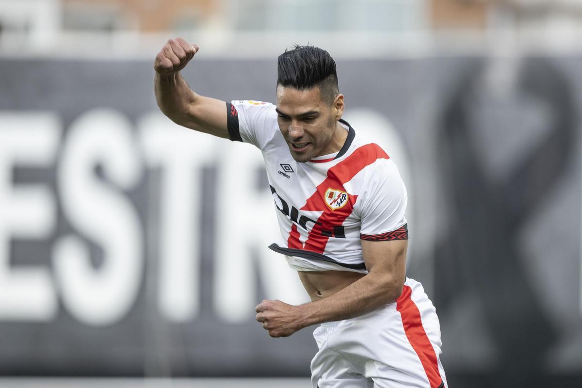 El delantero del Rayo Vallecano Radamel Falcao celebra tras marcar ante la Real Sociedad, durante el partido de Liga en Primera División que se disputó en el estadio de Vallecas, en Madrid. EFE/Rodrigo Jiménez