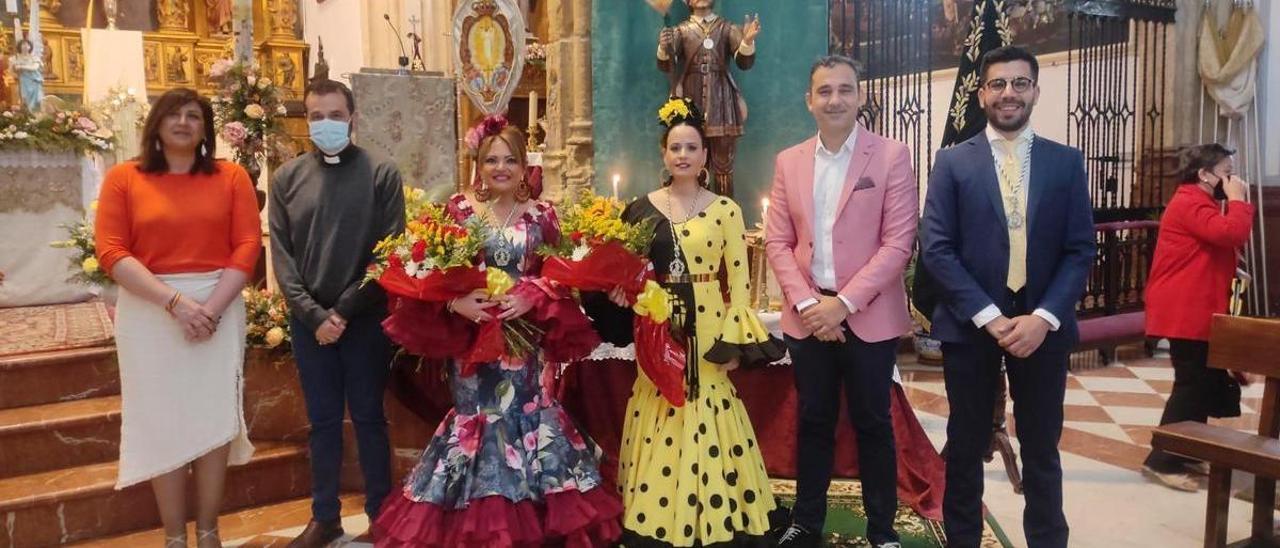 La pregonera junto al sacerdote, la concejala de Festejos, el presidente de la hermandad y el esposo de la pregonera.