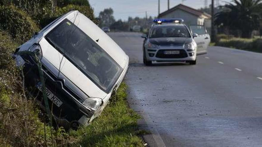 Herido leve tras salirse de la vía de madrugada en la carretera a Avilés