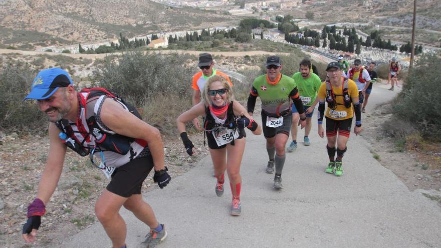 Unos participantes en la subida al Calvario