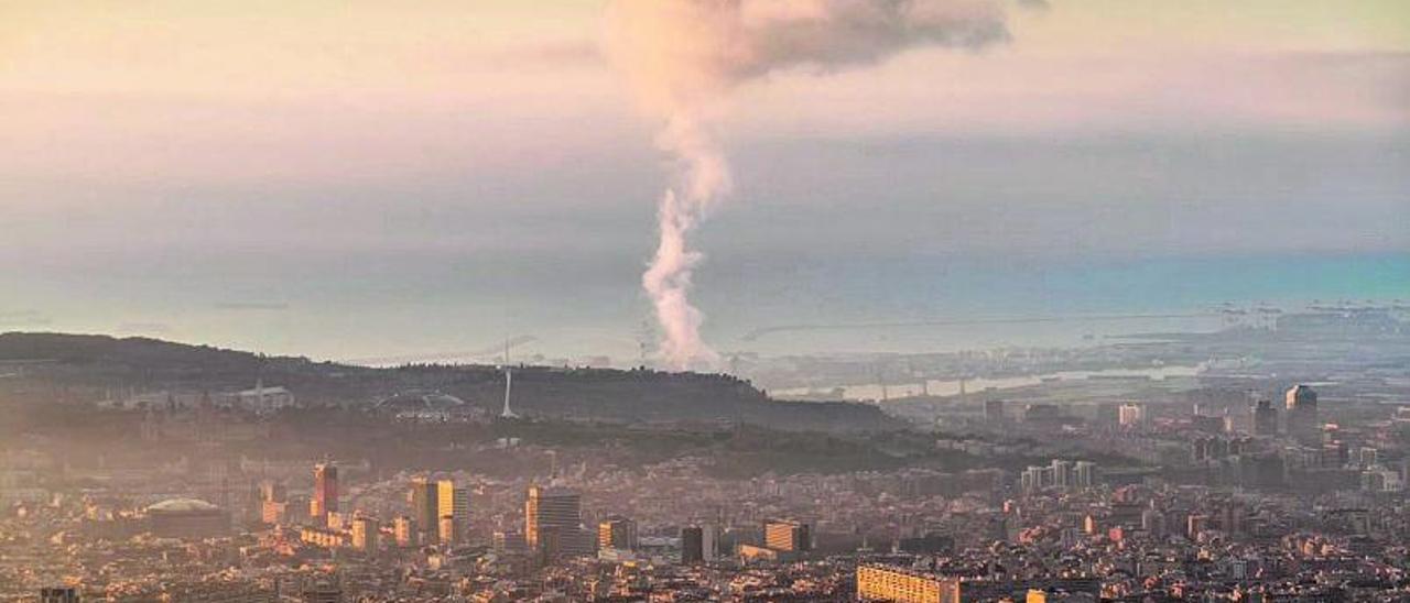 Vista desde el observatorio Fabra de emisiones de gases procedentes de un área industrial en Barcelona.