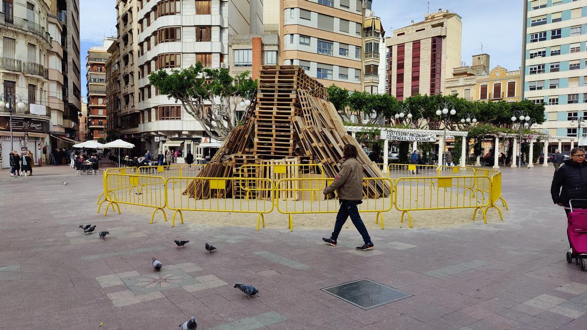 La madera ya apilada en la plaza Major de Alzira.