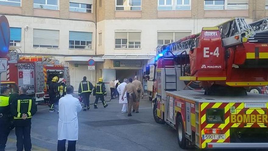 Una imagen tomada en Carlos Haya, durante la intervención de los bomberos.