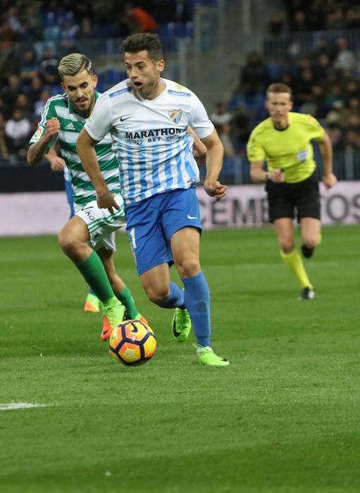 Las imágenes del derbi andaluz en La Rosaleda, que estuvo precedido de un minuto de silencio en memoria de Pablo Ráez. Sobre el césped, el conjunto bético remontó un choque en el que el Málaga CF no estuvo bien.