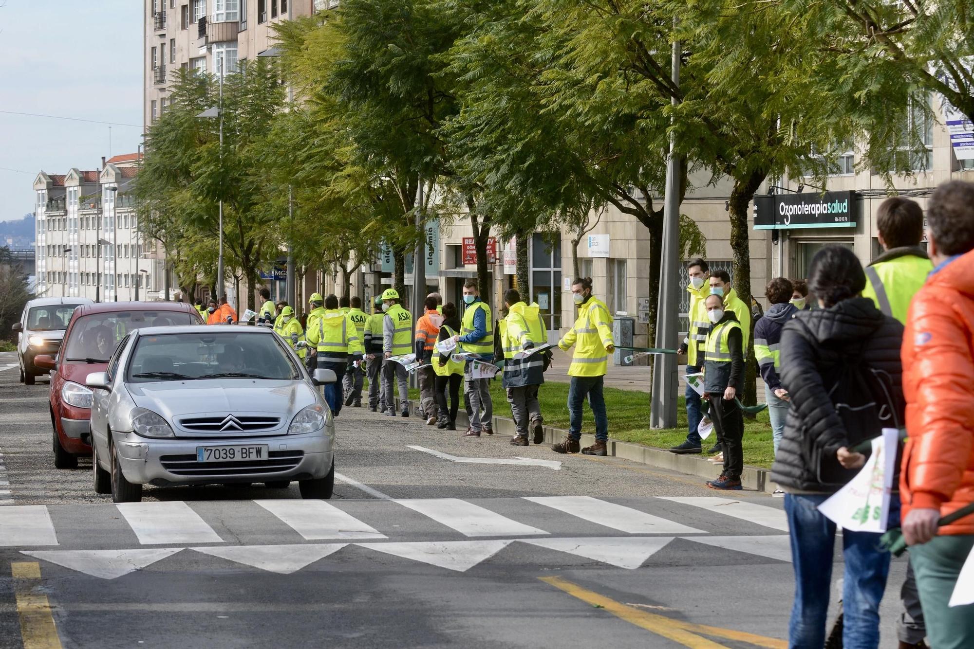 Manifestación con cadena humana de los trabajadores de ENCE