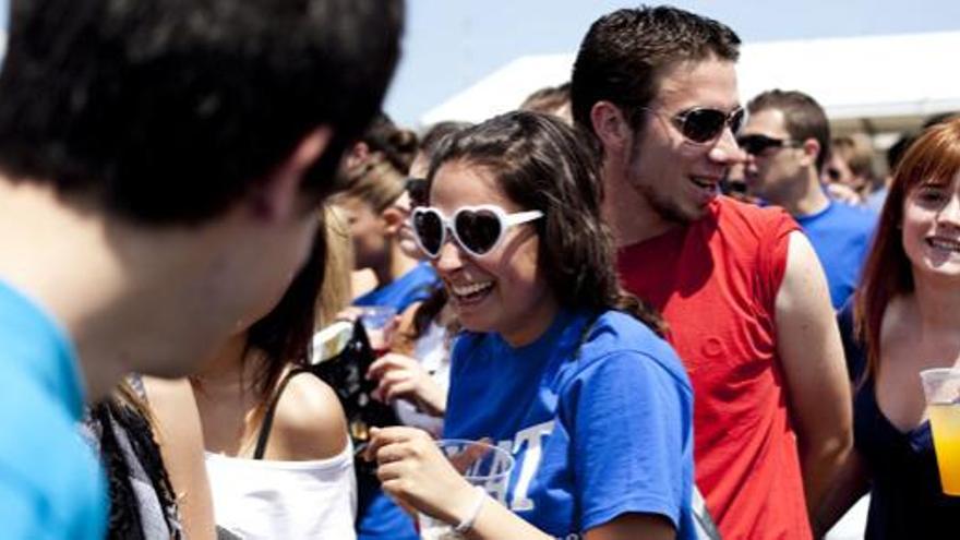 Un grupo de jóvenes disfruta de una fiesta.