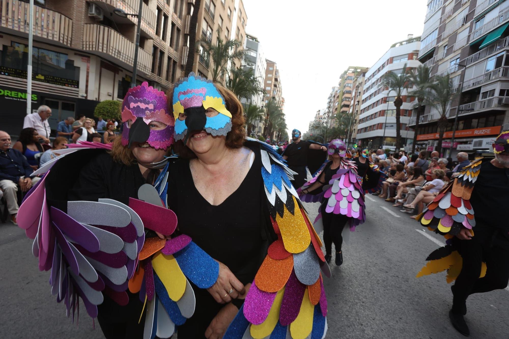 Las 89 hogueras y 20 barracas inundan las calles de Alicante con el tradicional desfile del Ninot