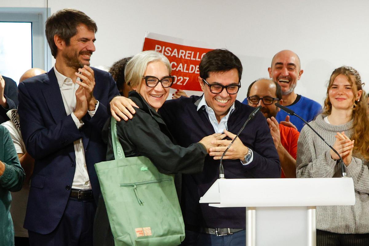 Ada Colau junto a Ernest Urtasun y Gerardo Pisarello, en un acto de los Comuns