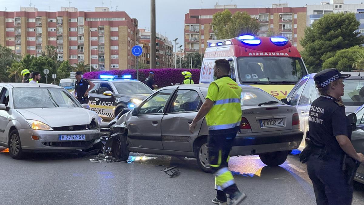 Un conductor ebrio provoca un accidente en el Port de Sagunt.