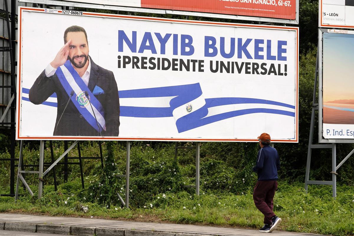 Cinco carteles con la imagen del presidente salvadoreño, Nayib Bukele, ubicados en vallas publicitarias de varias carreteras cercanas a Oviedo han generado una polémica política en las redes sociales entre un concejal socialista y una edil de Vox, a la que se ha sumado la exdirigente de esta formación, Macarena Olona. EFE/ Paco Paredes