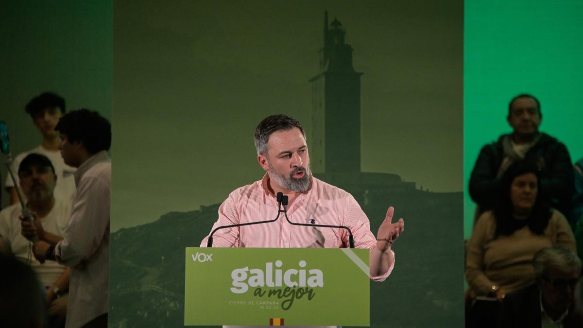 El líder de Vox, Santiago Abascal, interviene durante el cierre de la campaña electoral de Vox, en el Hotel Attica21, a 16 de febrero de 2024, en Santiago de Compostela, A Coruña, Galicia (España).