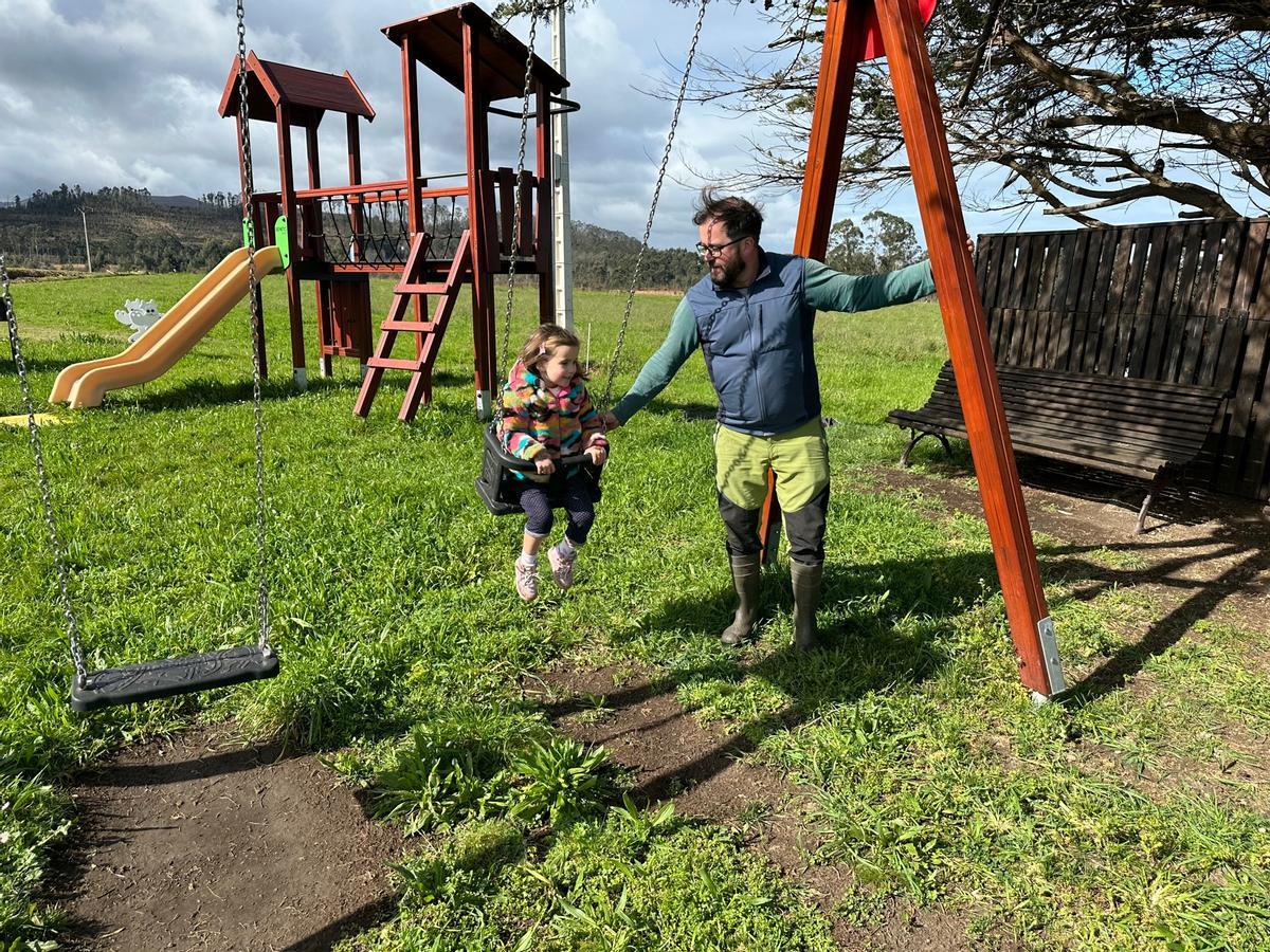 El ovetense Roberto y su hija Alicia, en el parque infantil del pueblo.