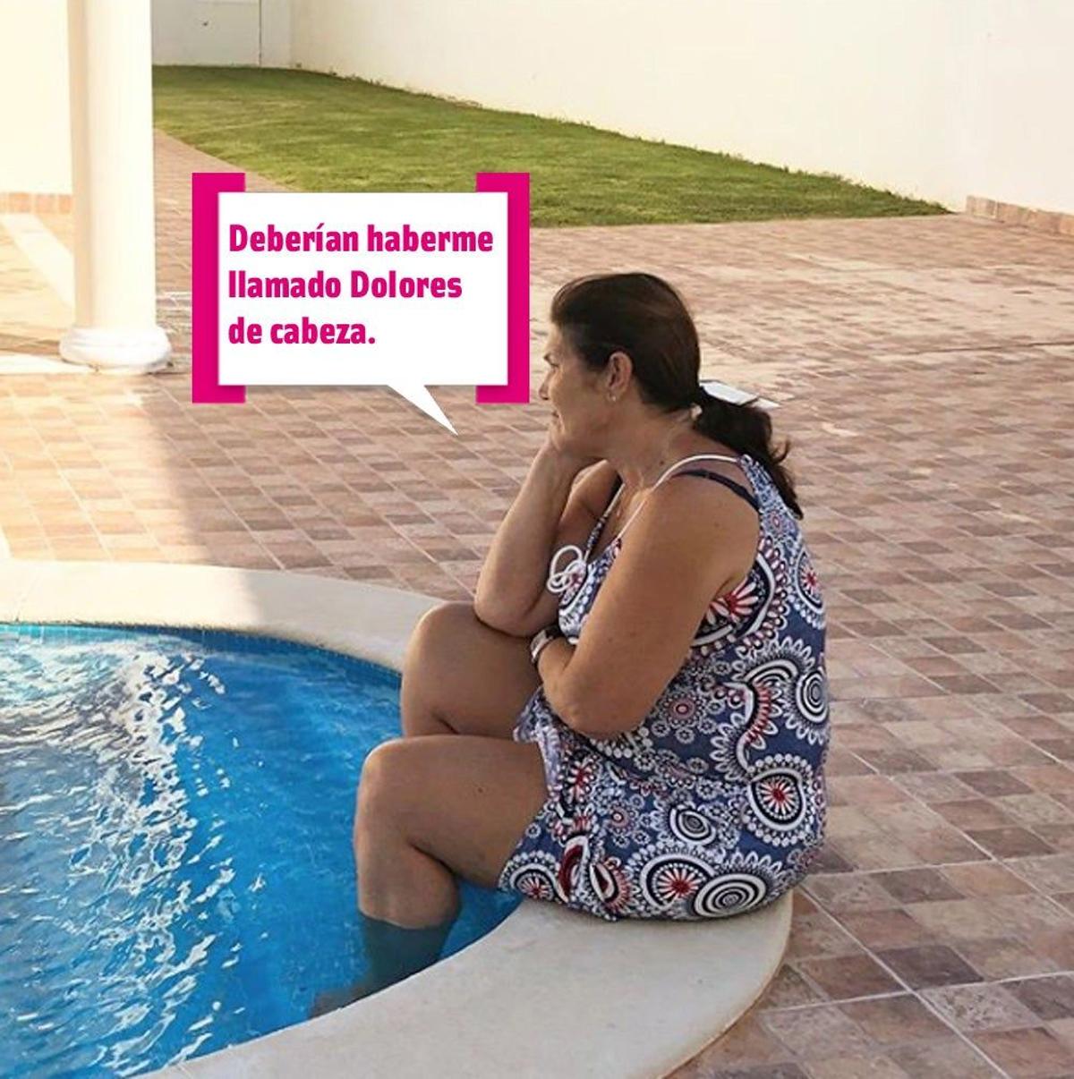 Dolores Aveiro, pensativa en la piscina