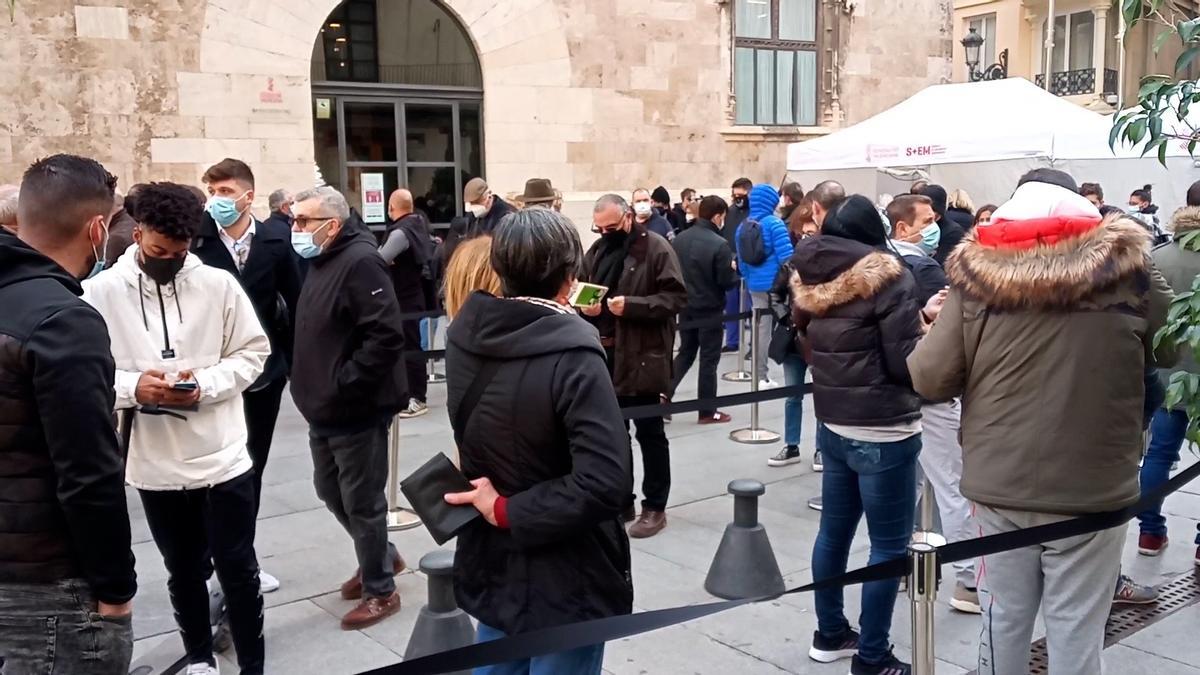 Colas para vacunarse en el punto sin cita habilitado frente al Palau de la Generalitat