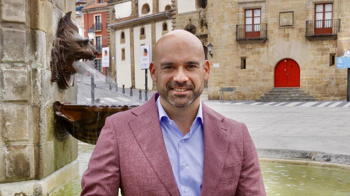 Jesús Martínez Salvador, en la recién recuperada fuente de la plaza del Marqués.