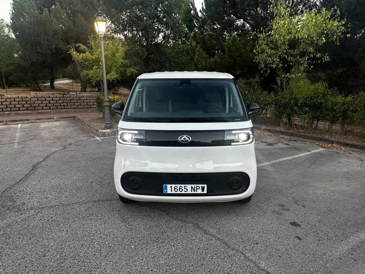 Su frontal presenta trazos limpios e integrados, destacando los faros Full LED, el paragolpes delantero en el color de la carrocería y las llantas de aleación de 16 pulgadas
