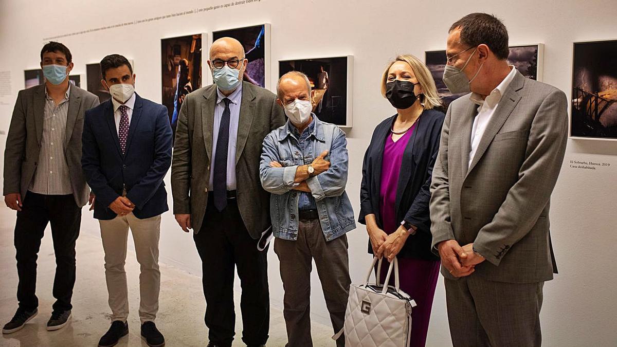 José Manuel Navia, en el centro, con cazadora vaquera, junto a autoridades invitadas. | Emilio Fraile