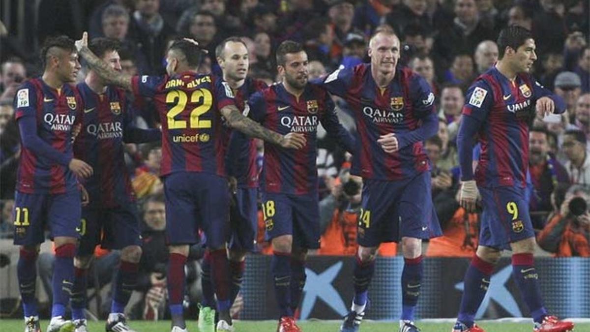 Jérémy Mathieu (segundo por la derecha) celebra con sus compañeros del Barça su gol en el clásico contra el Real Madrid (2-1)