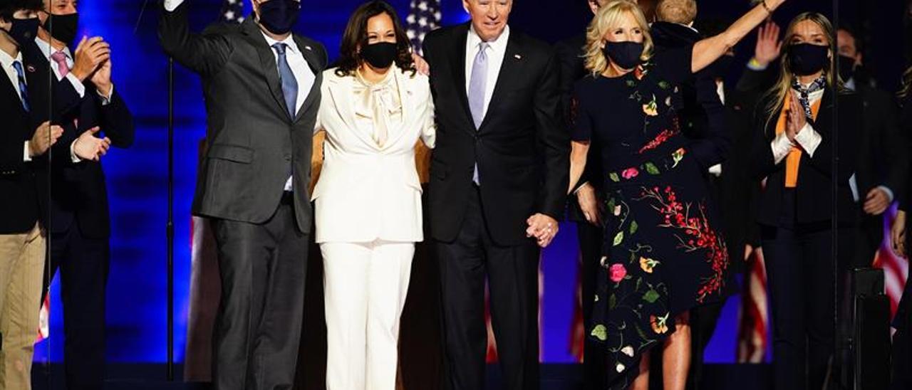 Kamala Harris, con su famoso traje blanco junto a Joe Biden