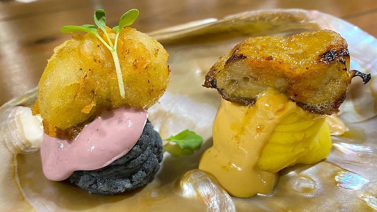 Las causas limeñas del restaurante Es Arraïtzes, una de color negro por el uso de carbón vegetal que corona con una vieira en tempura, y otra con 'foie' caramelizado.