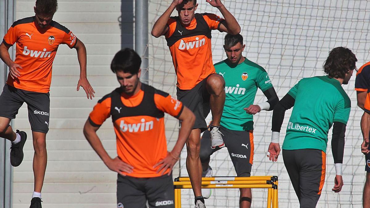 Entrenamiento de los futbolistas del Valencia CF esta semana.