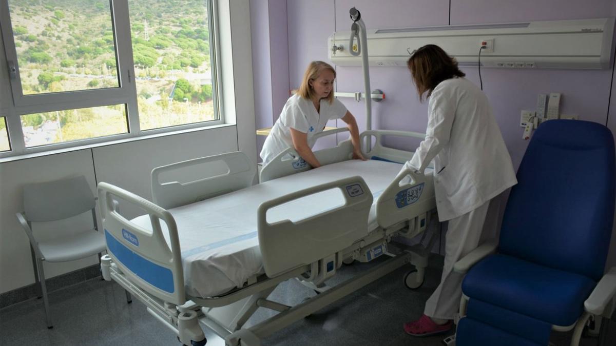 Dos profesionales del Hospital Can Ruti de Badalona en una imagen de archivo.